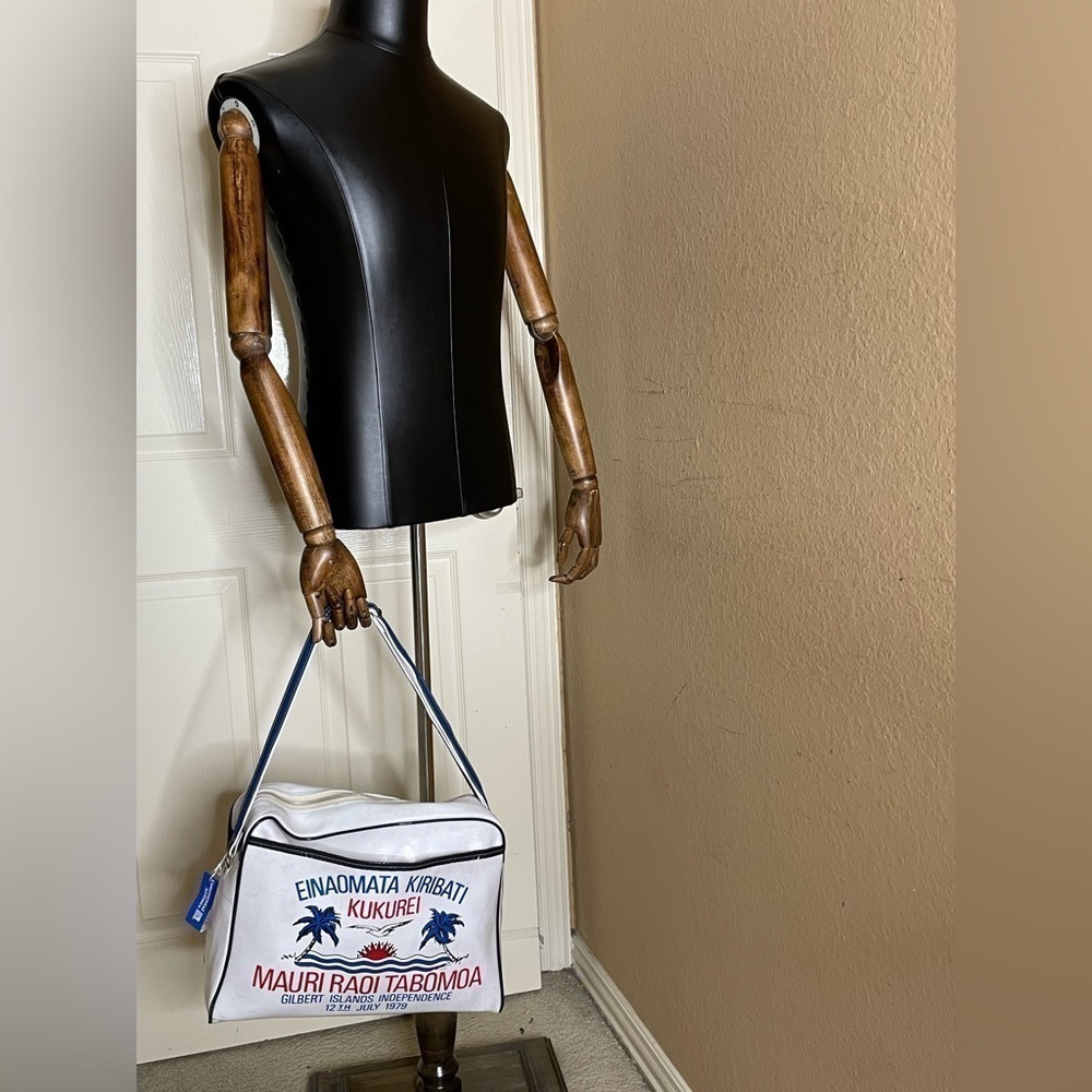 VTG & Rare Gilbert Islands Travel Bag ￼ Independence Day, 1979 Vinyl Medium‌‌‍‍‍ - Picture 6 of 12